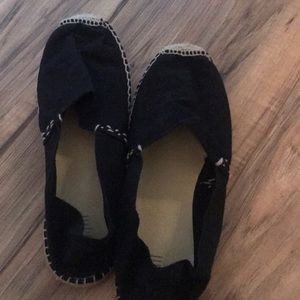 Flat black cloth shoes